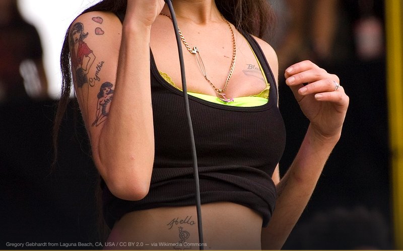 Amy Winehouse singing at the Virgin Festival, Pimlico, Baltimore, Maryland, USA on 4 August 2007. — related to Amy Winehouse Was Murdered / Illuminati Sacrifice