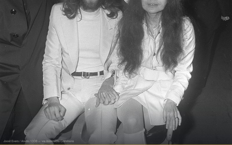 Collectie / Archief : Fotocollectie Anefo Reportage / Serie : [ onbekend ] Beschrijving : John Lennon en echtgenote Yoko Ono vertrekken van Schiphol naar Wenen in de vertrekhal, John Lennon en Yoko Ono op een KLM wagentje Datum : 31 maart 1969 Locatie : Noord-Holland, Schiphol Trefwoorden : aankomst en vertrek, aankomst- en vertrekhallen, echtparen, musici, vliegvelden Persoonsnaam : Lennon, John, Ono, Yoko Fotograaf : Evers, Joost / Anefo Auteursrechthebbende : Nationaal Archief Materiaalsoort : Negatief (zwart/wit) Nummer archiefinventaris : bekijk toegang 2.24.01.05 Bestanddeelnummer : 922-2494 — related to John Lennon: Was Mark David Chapman CIA?