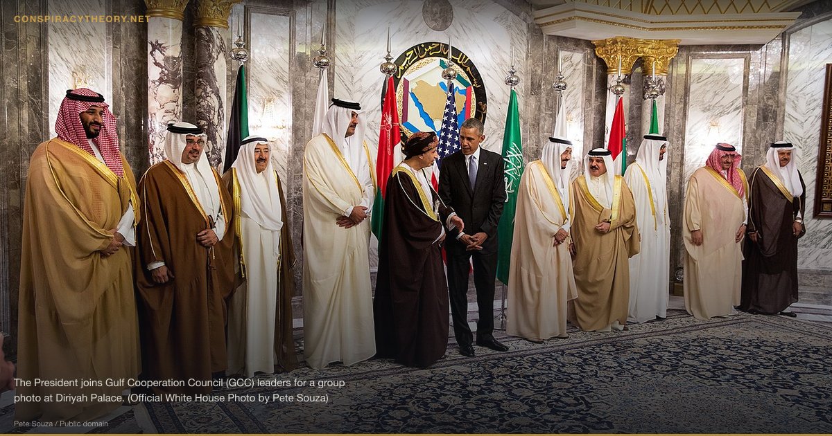 Obama as Secret Muslim/Socialist Agent (2004) — The President joins Gulf Cooperation Council (GCC) leaders for a group photo at Diriyah Palace. (Official White House Photo by Pete Souza)