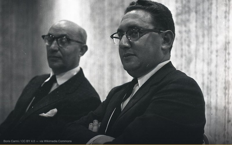 היועץ לבטחון לאומי ולימים מזכיר המדינה, הנרי קיסינג'ר, בעת ביקור בארץ. — related to The Petrodollar Theory