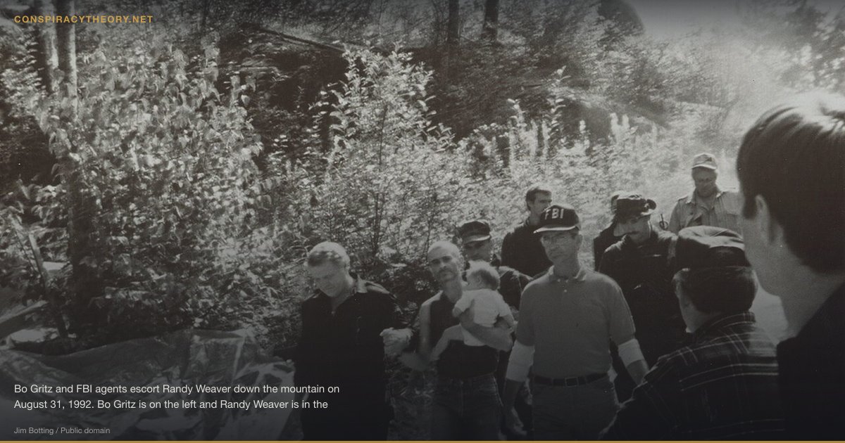 Ruby Ridge (1992) — Bo Gritz and FBI agents escort Randy Weaver down the mountain on August 31, 1992. Bo Gritz is on the left and Randy Weaver is in the center holding his daughter.
