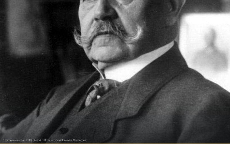 For documentary purposes the German Federal Archive often retained the original image captions, which may be erroneous, biased, obsolete or politically extreme. Hindenburg — related to Stab-in-the-Back Myth (Dolchstosslegende)