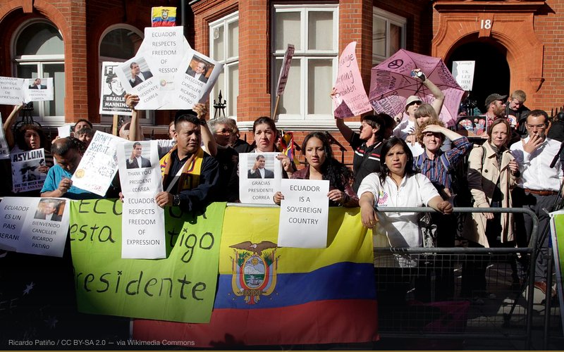 Reino Unido (Londres), 16 de Junio del 2013. El Canciller Ricardo Patiño se reunió con Julian Assange. Foto: Xavier Granja Cedeño/Ministerio de Relaciones Exteriores. — related to Stratfor — The Shadow CIA Exposed by WikiLeaks