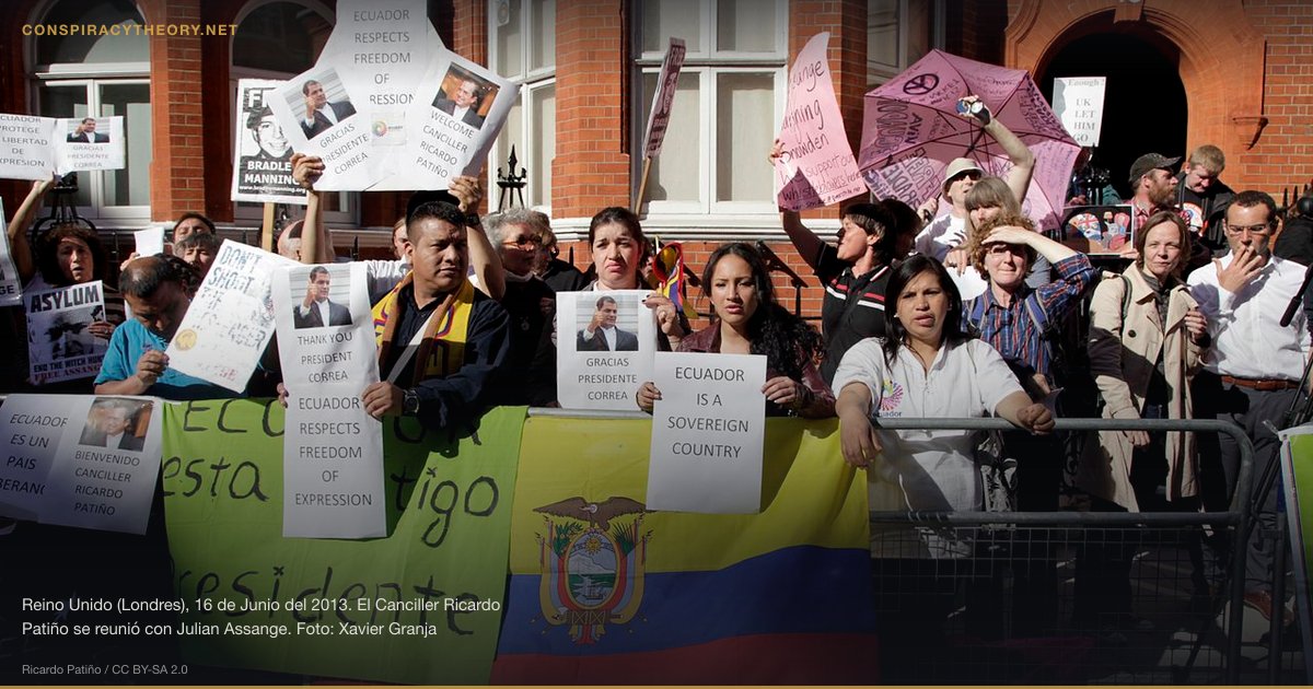 WikiLeaks — Conspiracy Theory or Conspiracy Fact? (2006) — Reino Unido (Londres), 16 de Junio del 2013. El Canciller Ricardo Patiño se reunió con Julian Assange. Foto: Xavier Granja Cedeño/Ministerio de Relaciones Exteriores.